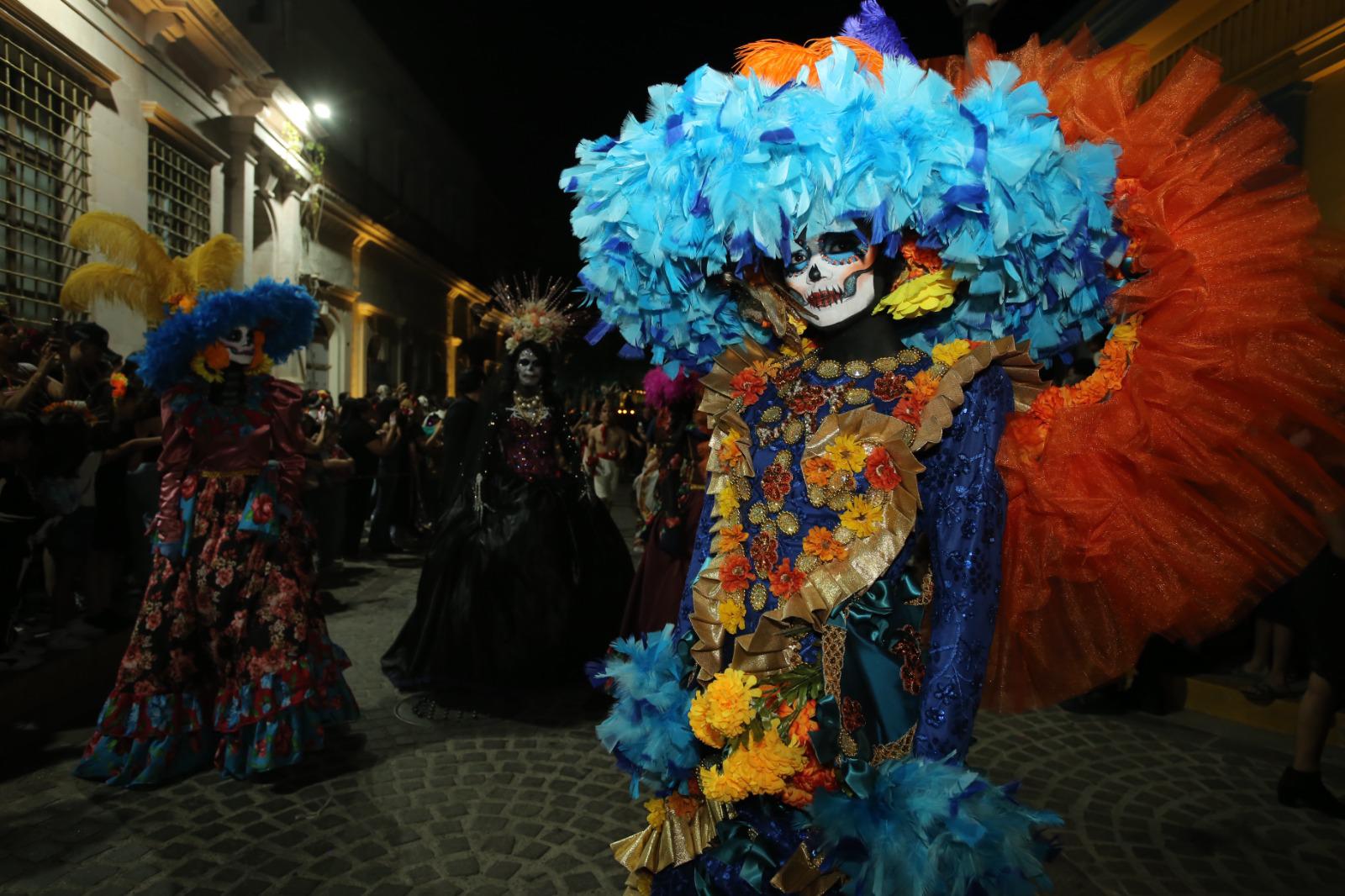 $!El público disfruta de diversas catrinas.