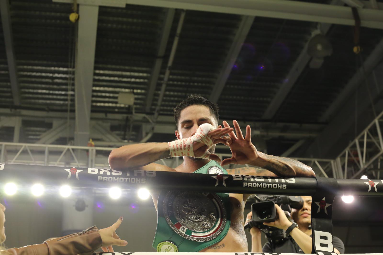 $!Pedro Guevara sale con el brazo en alto ante ‘Pamba’ Valdés en Mazatlán