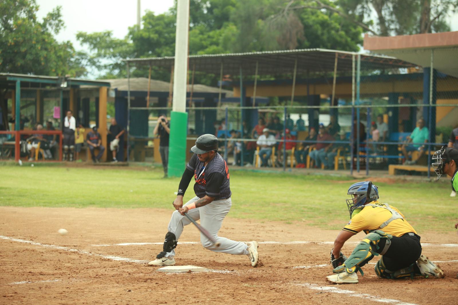 $!Pollería Catalina acaricia título de Beisbol 35 Años y Más, en Muralla