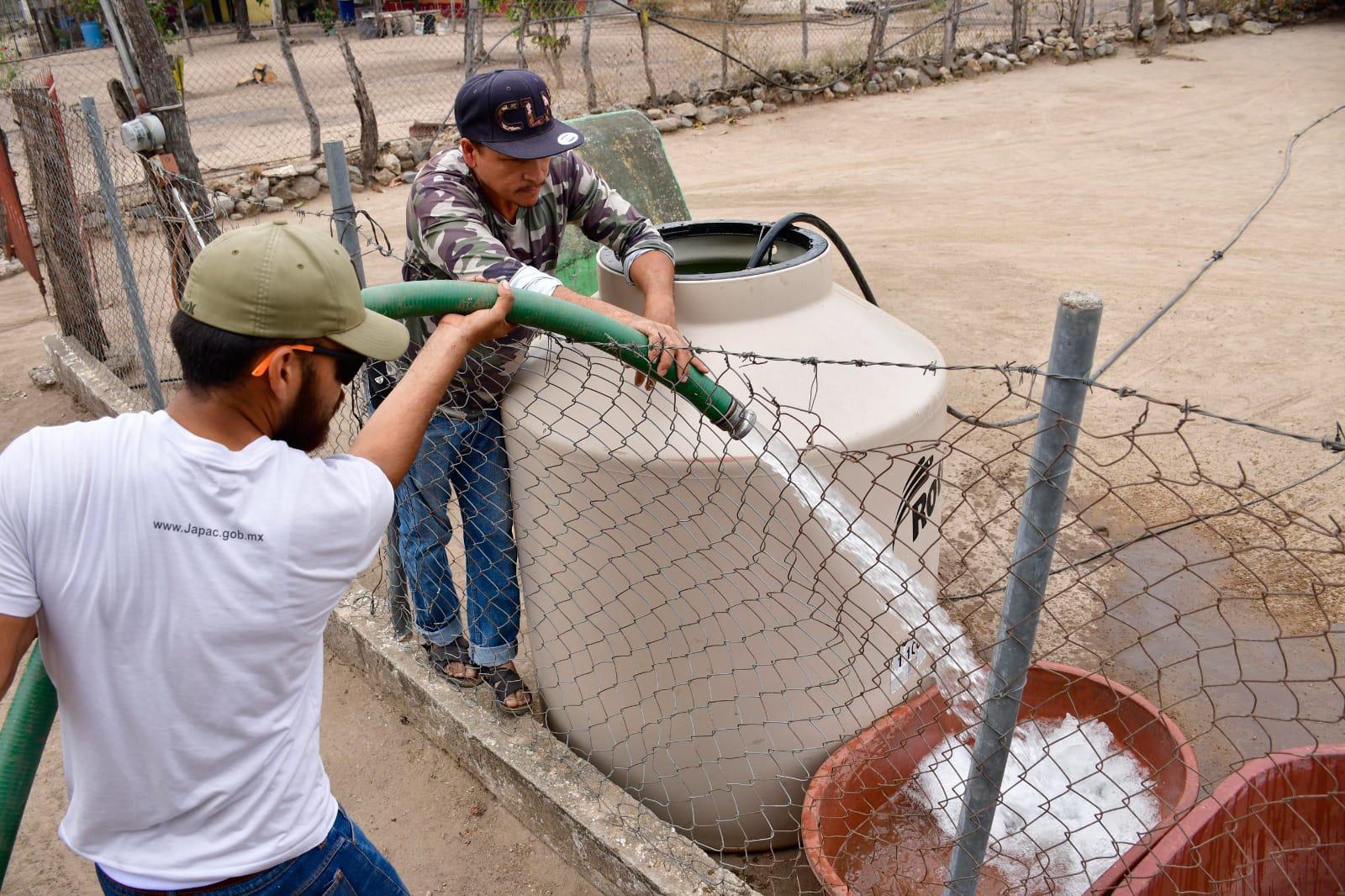 Abastecen agua con pipas a comunidades de Las Tapias e Imala