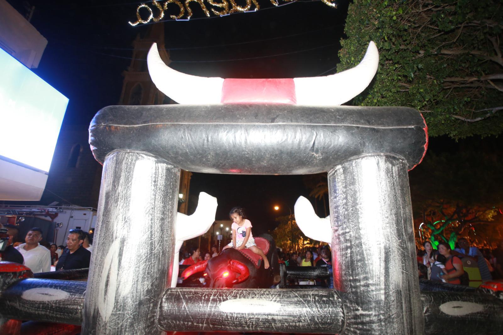 $!Los pequeños se divirtieron con el toro mecánico.