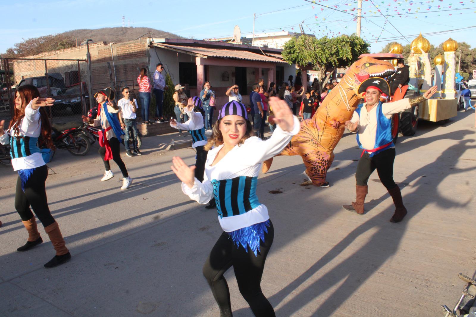 $!Disfrutan familias desfile de las tradicionales fiestas de marzo en Aguaverde, en Rosario