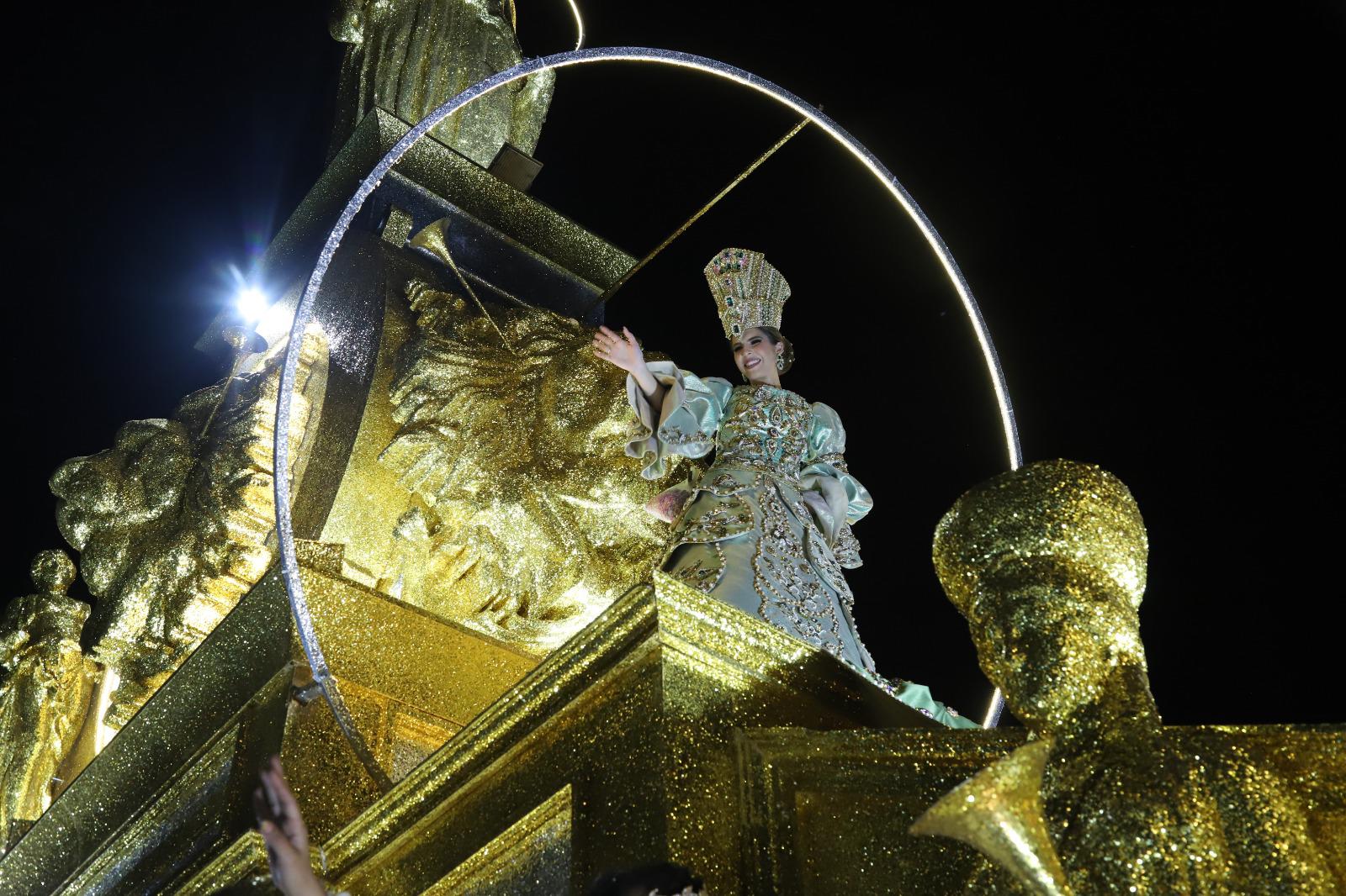 $!Más de 500 mil personas llenan el malecón en el primer desfile del Carnaval de Mazatlán 2026