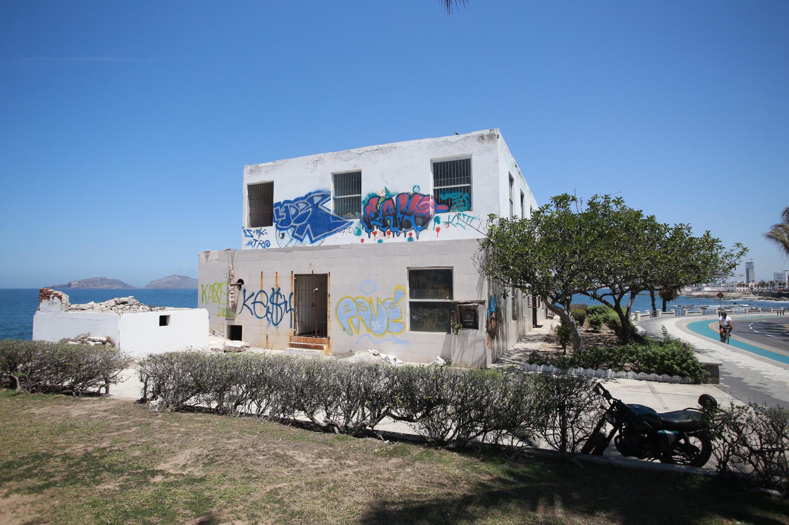 $!Deterioro acaba con edificio de Telégrafos en el Paseo Claussen de Mazatlán