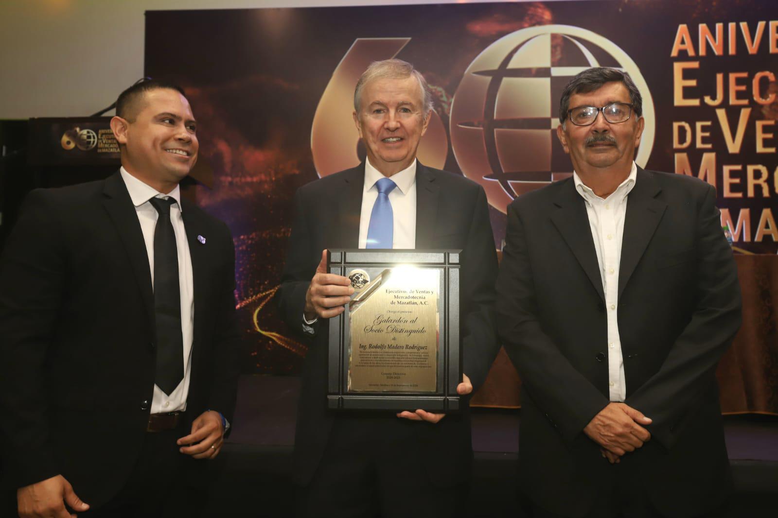 $!Rodolfo Madero Rodríguez recibió el Galardón al Socio Distinguido de parte de Alejandro Castillo y Luis Domenech.