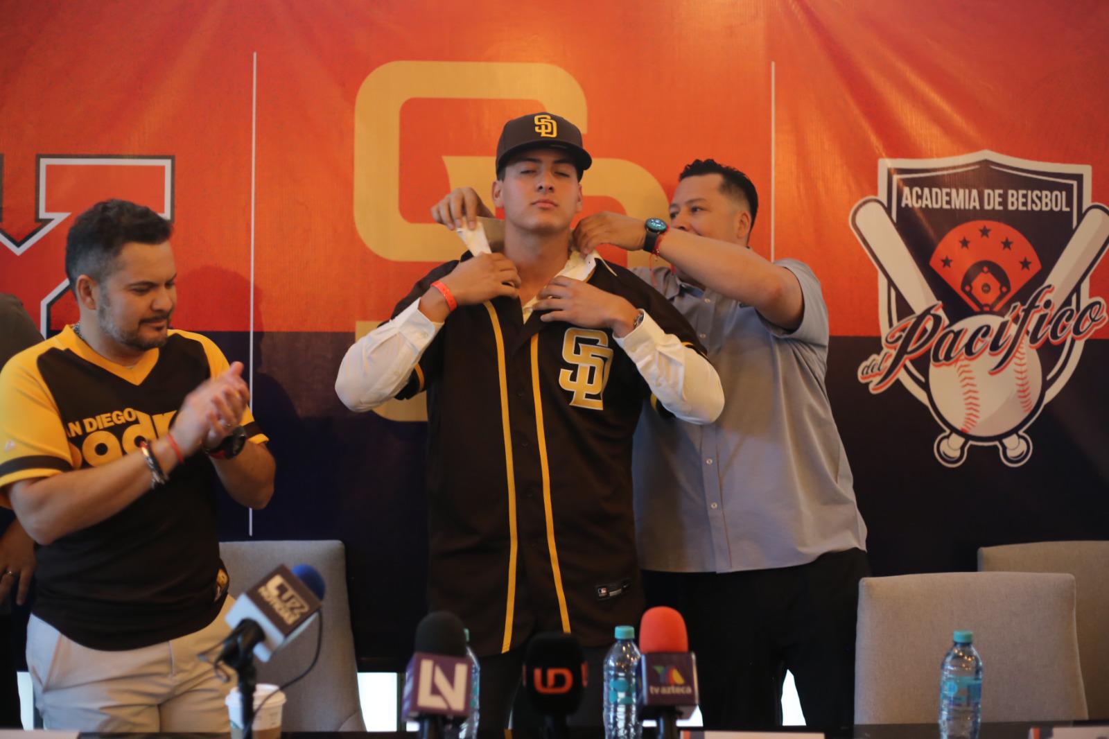 $!Diego Castelo, de la Academia del Pacífico, firma con Padres de San Diego