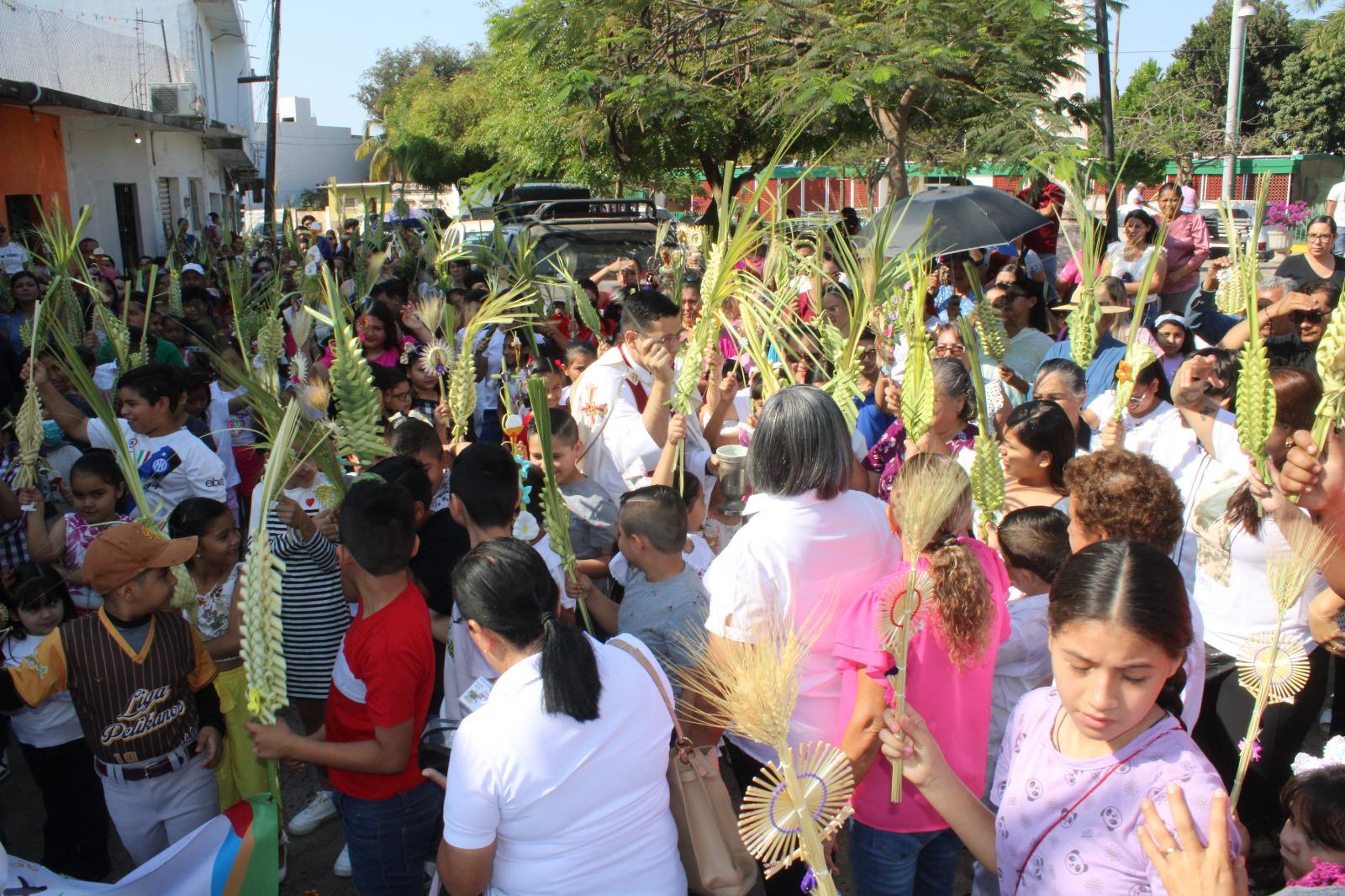 $!Niños y adultos celebran el inicio de la Semana Santa con el Domingo de Ramos en Rosario