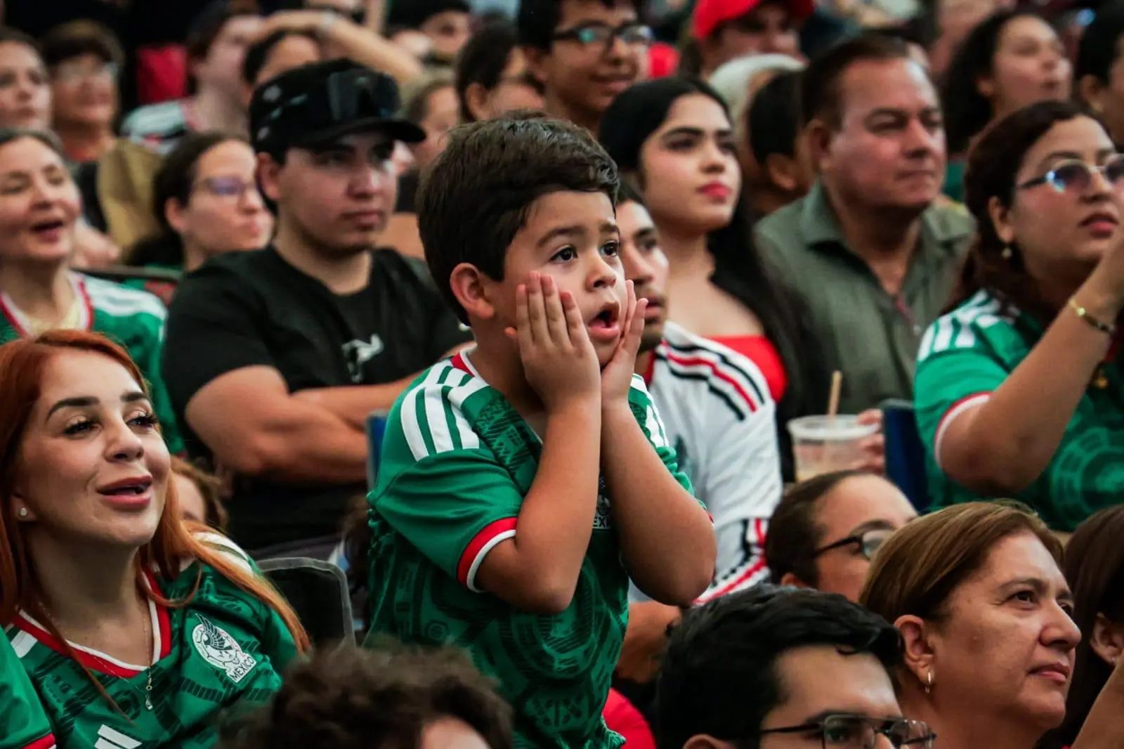 $!México domina a Ecuador en medio tiempo con dos goles y la plaza estalla con cada gol
