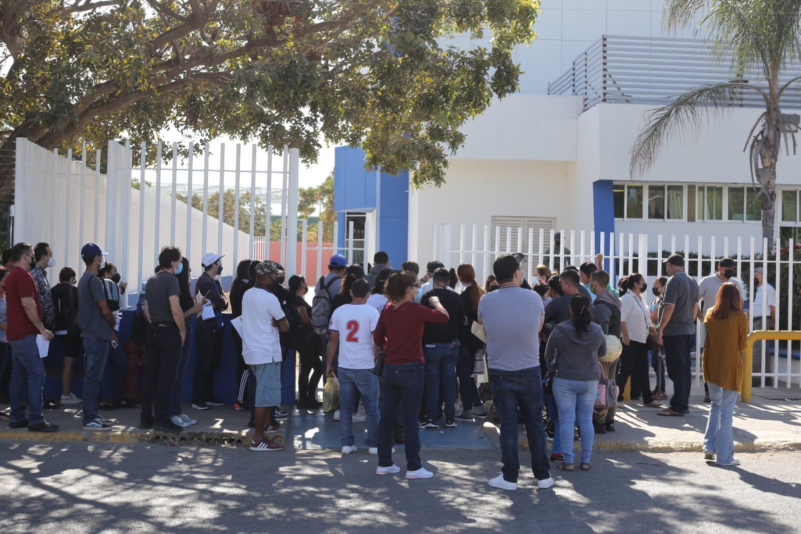 $!Aplican hoy vacuna contra el Covid-19 en Polideportivo de la UAS, en Mazatlán