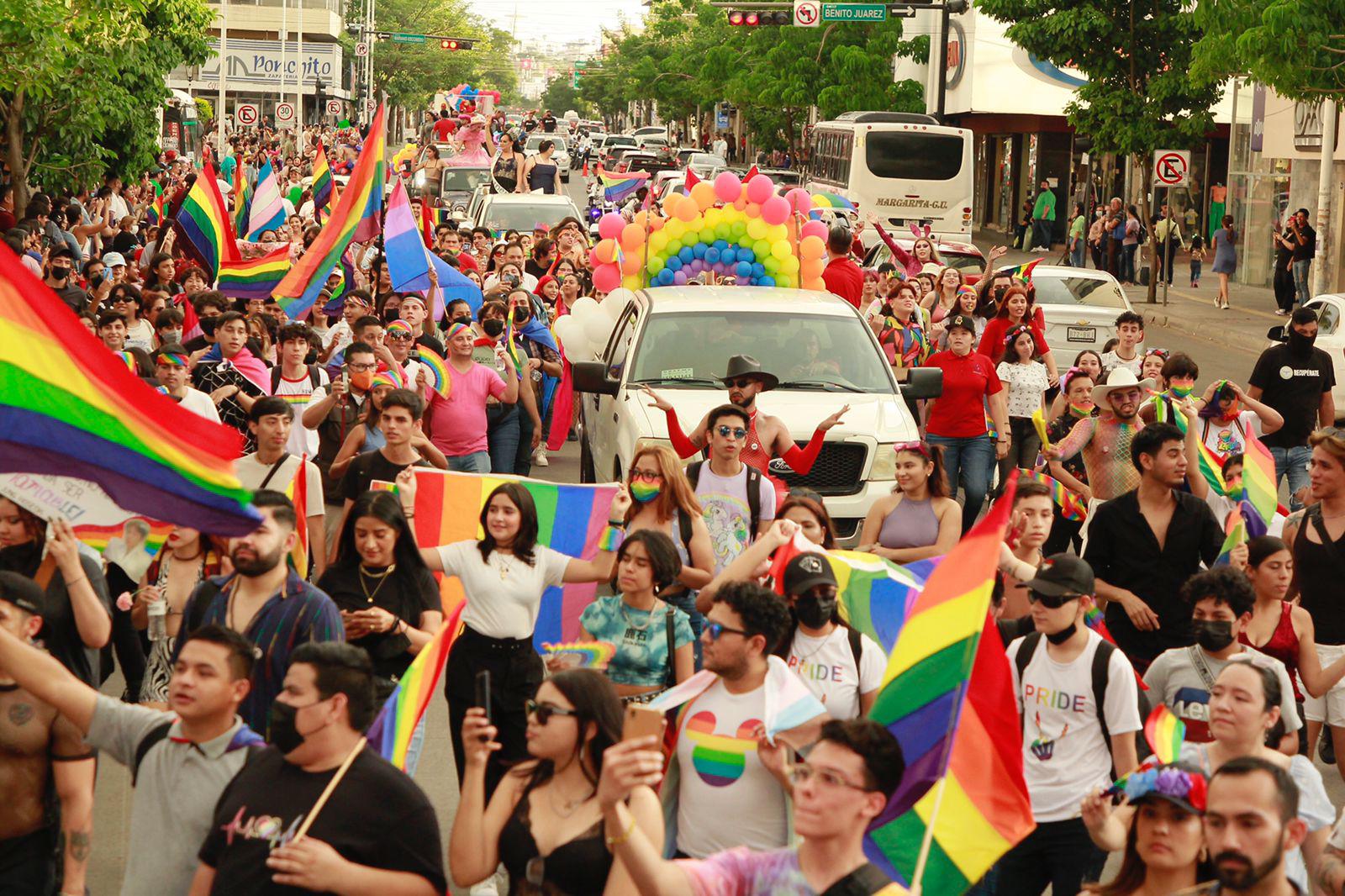 $!Exigen justicia por 21 crímenes de odio en Marcha de la Diversidad en Culiacán