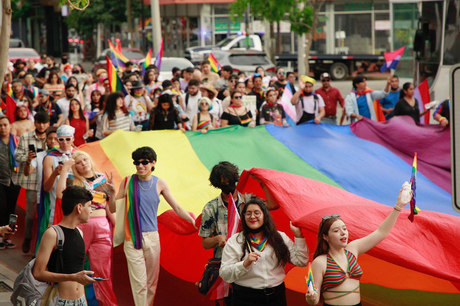 $!Exigen justicia por 21 crímenes de odio en Marcha de la Diversidad en Culiacán