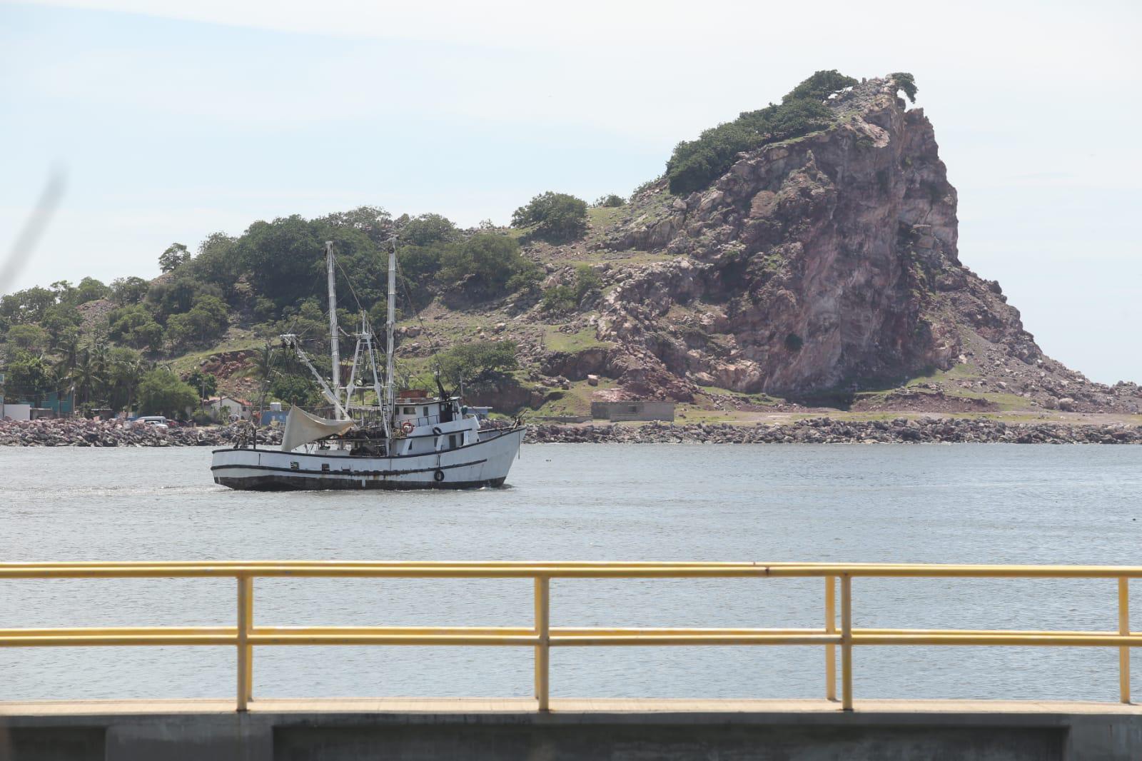 $!Salen barcos camaroneros de Mazatlán a altamar; familiares les desean buenas capturas