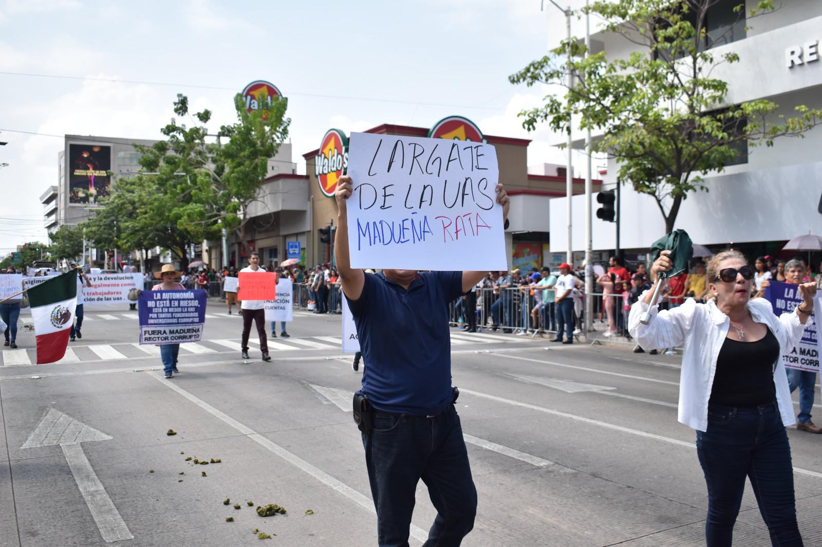 $!Protestan contra Rector de la UAS durante desfile de la Independencia en Culiacán