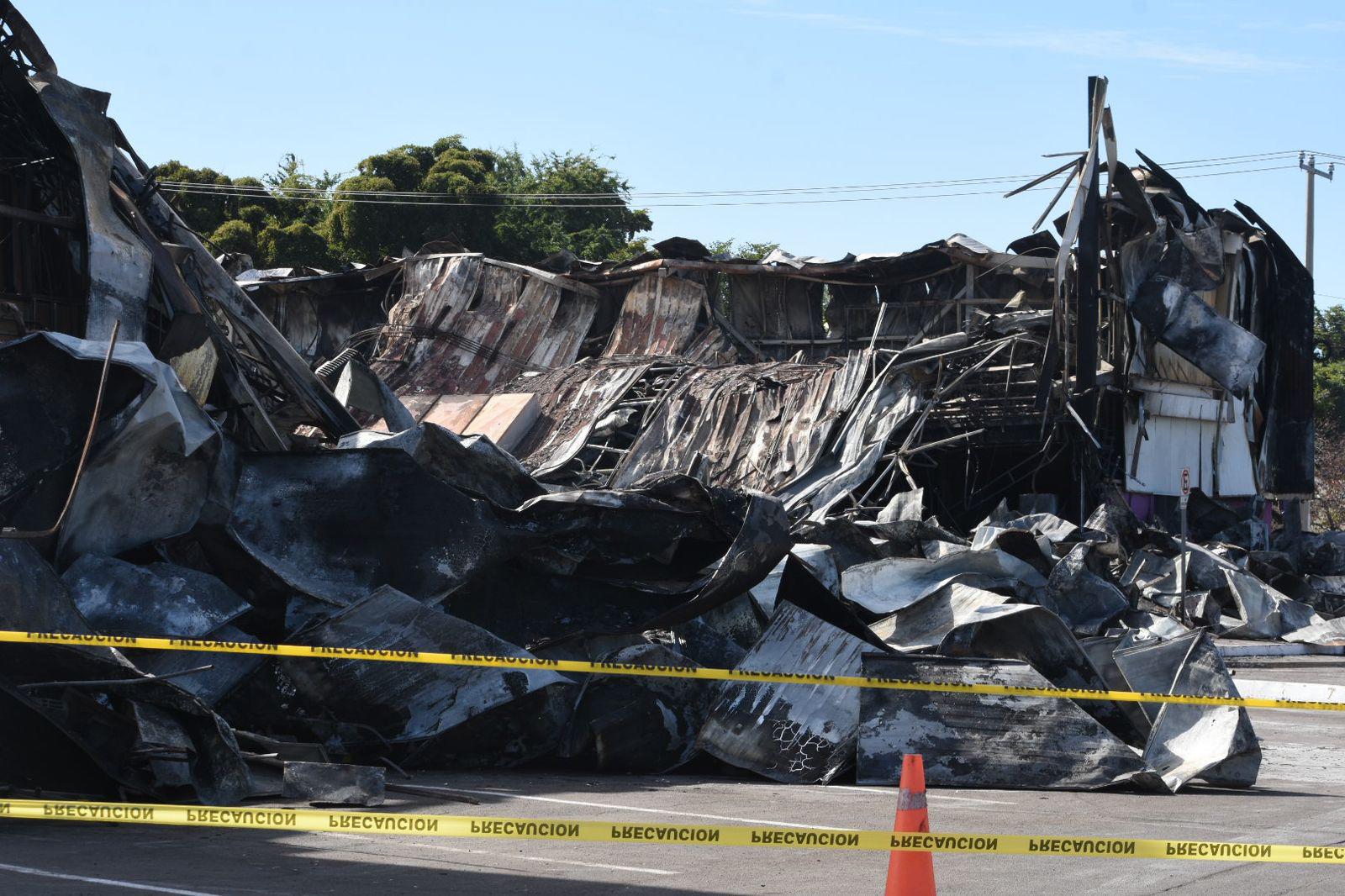 $!Resguarda plaza comercial en Culiacán escombros ennegrecidos por hollín y un olor a ceniza