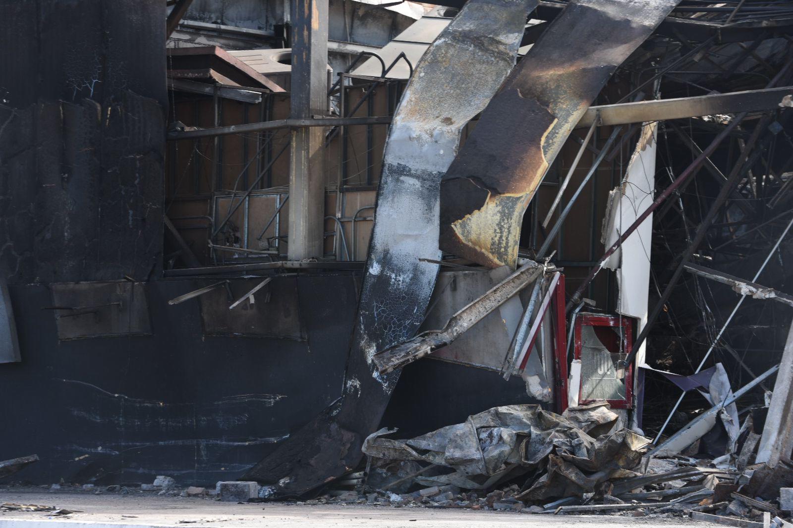 $!Resguarda plaza comercial en Culiacán escombros ennegrecidos por hollín y un olor a ceniza