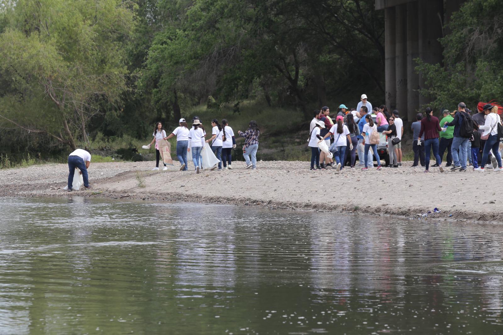 $!Cientos de personas se reúnen a limpiar el río Presidio en Mazatlán