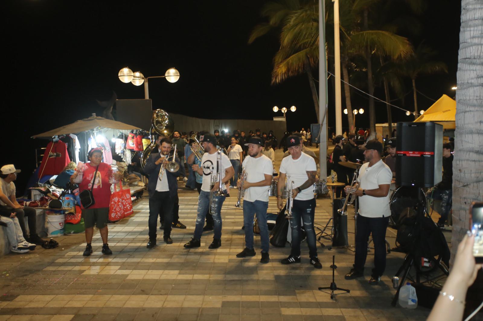 $!Olas Altas no descansa en el último día del Carnaval de Mazatlán