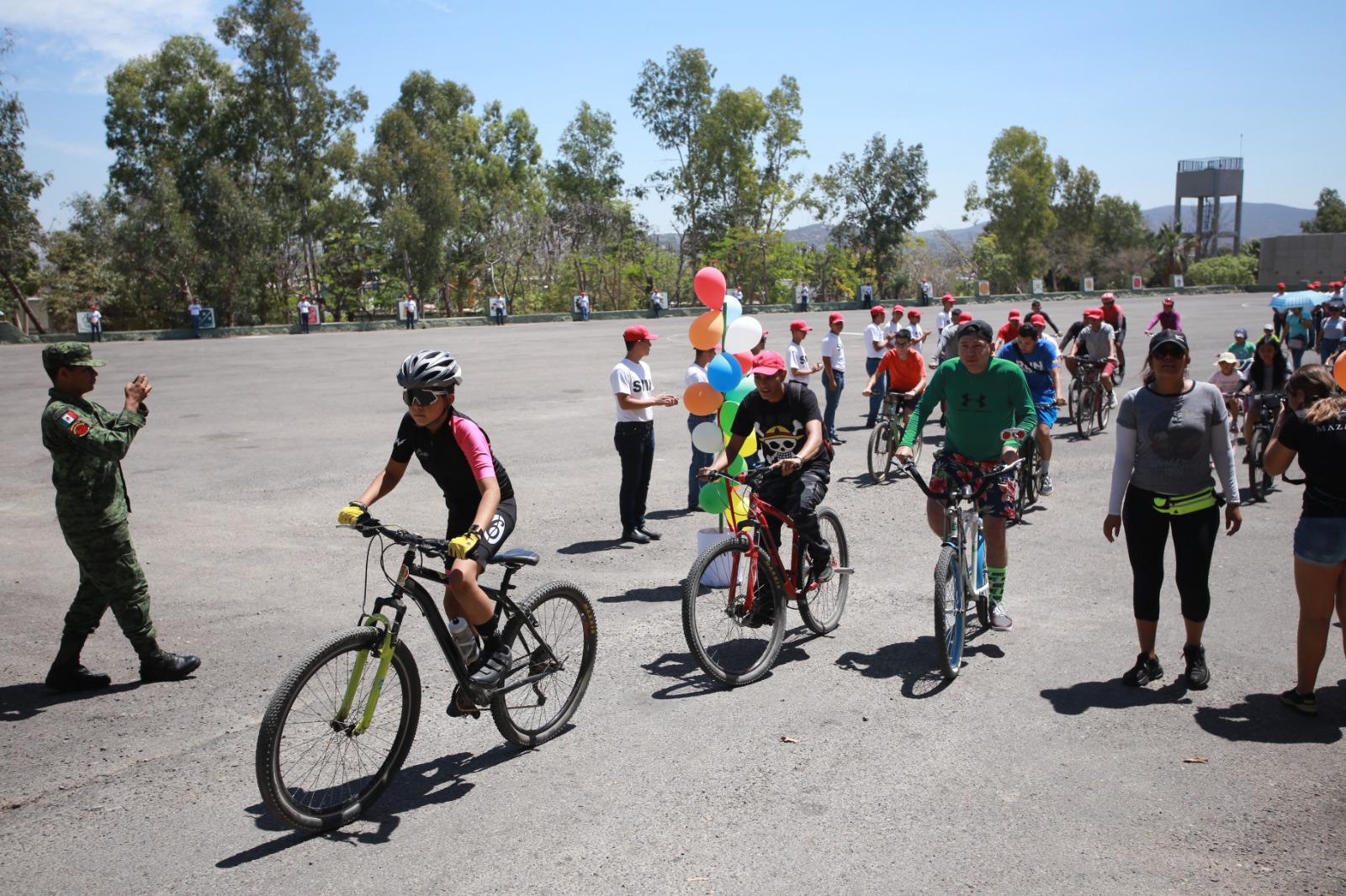 $!Recorren ciclistas instalaciones de Tercera Región Militar