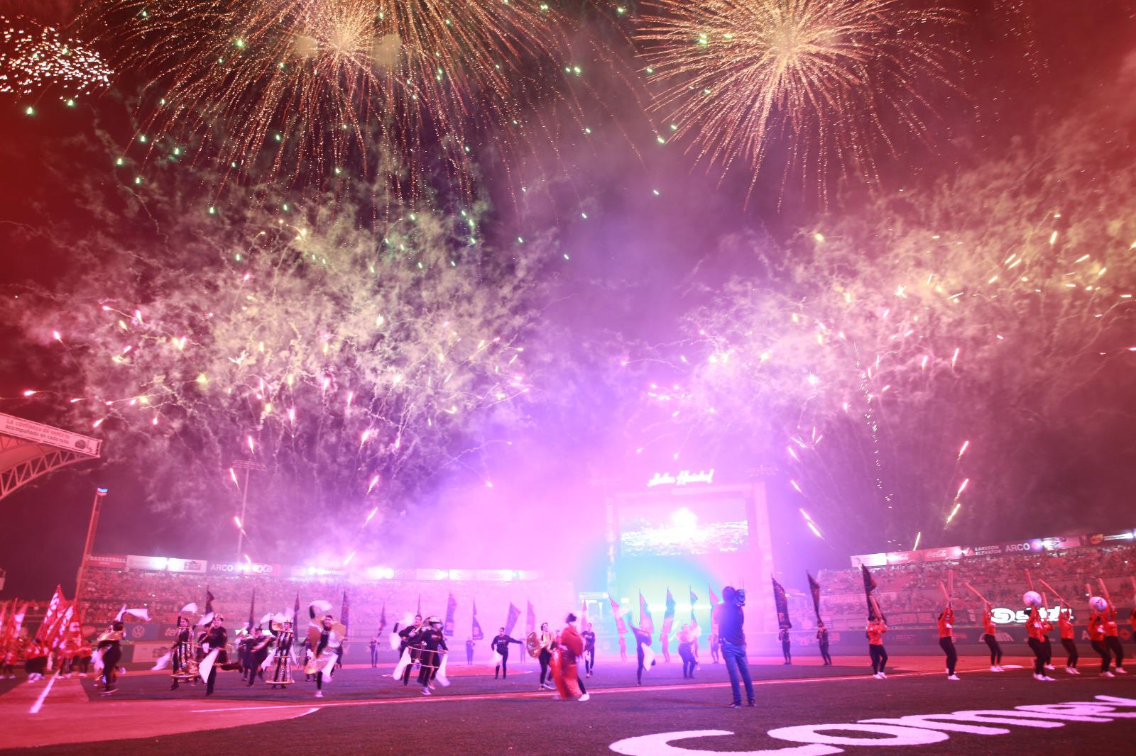 $!La pirotecnia deslumbró en lo alto del estadio.