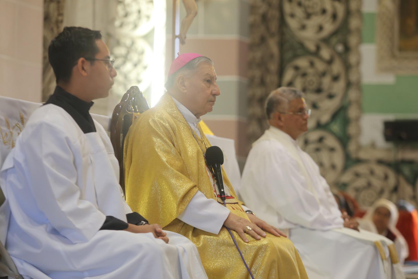 $!Obispo de Mazatlán llama a vivir la Pascua con amor y responsabilidad social