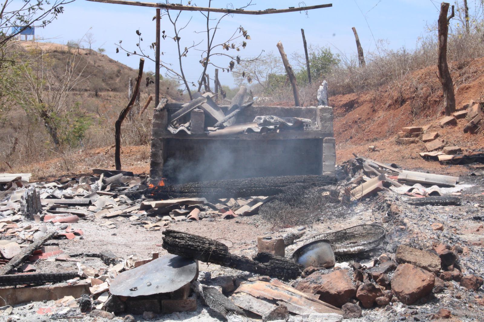 $!En invasión de Rosario denuncian robos, pero ladrones regresan y queman vivienda