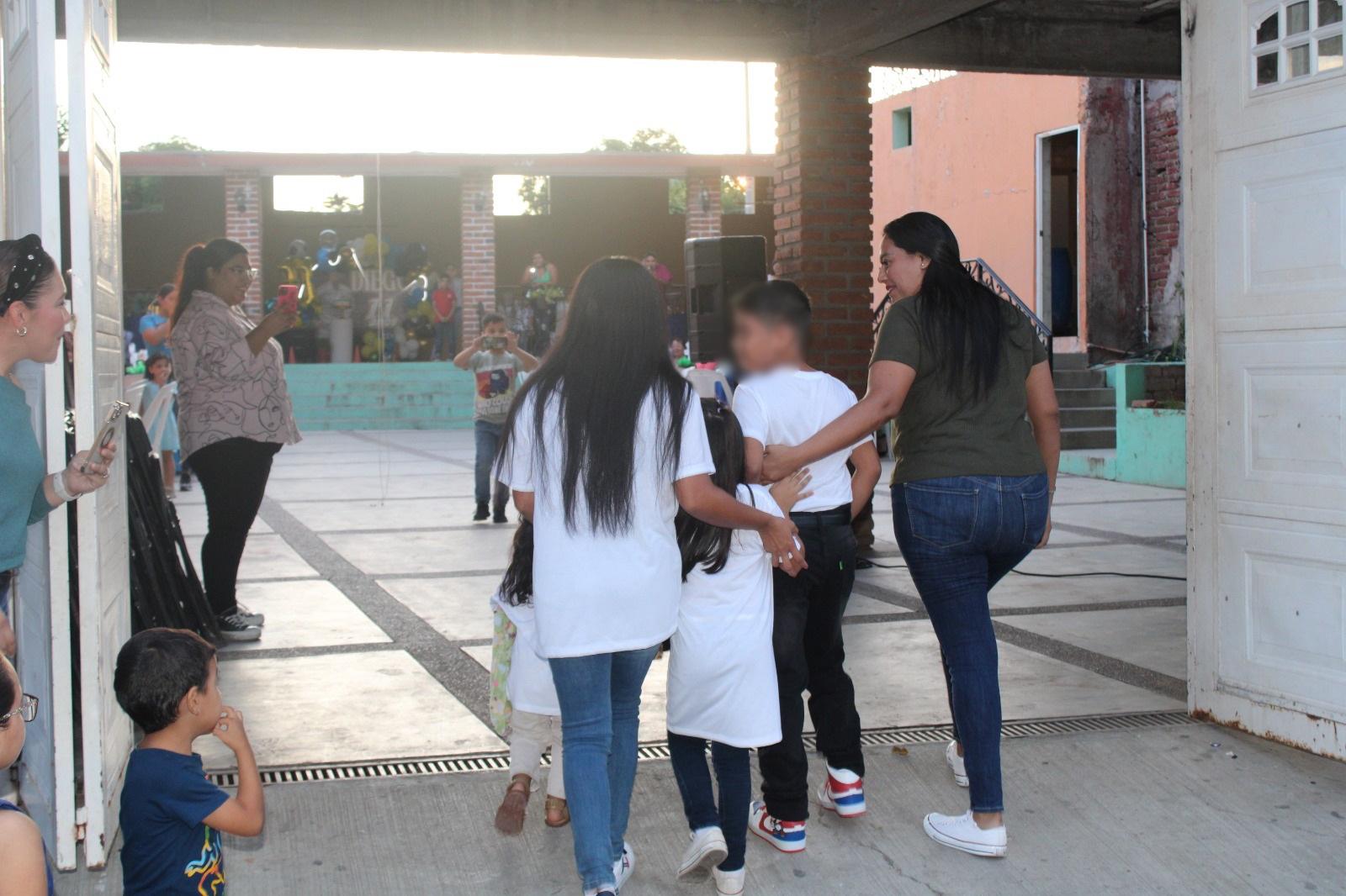 $!Rosarenses cumplen el sueño de tener piñata y bici nueva a Diego, el niño del papalote