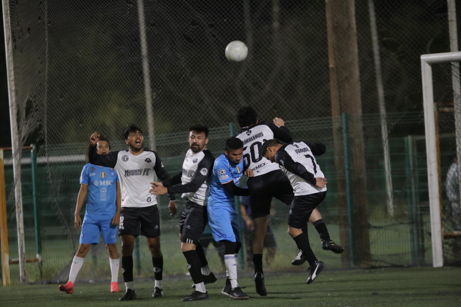 $!Aluminio y Cristales El Pollo se ciñe la Copa en Liga Superveteranos