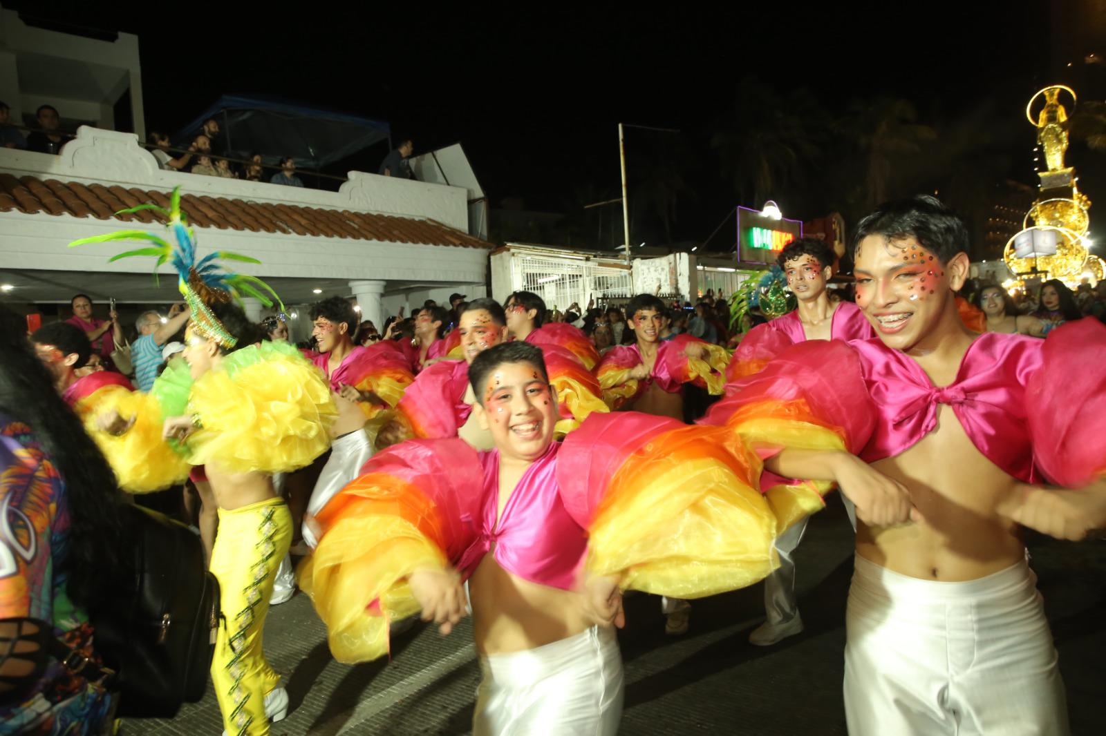 $!Disfrutan miles de personas el cierre del primer desfile del Carnaval de Mazatlán