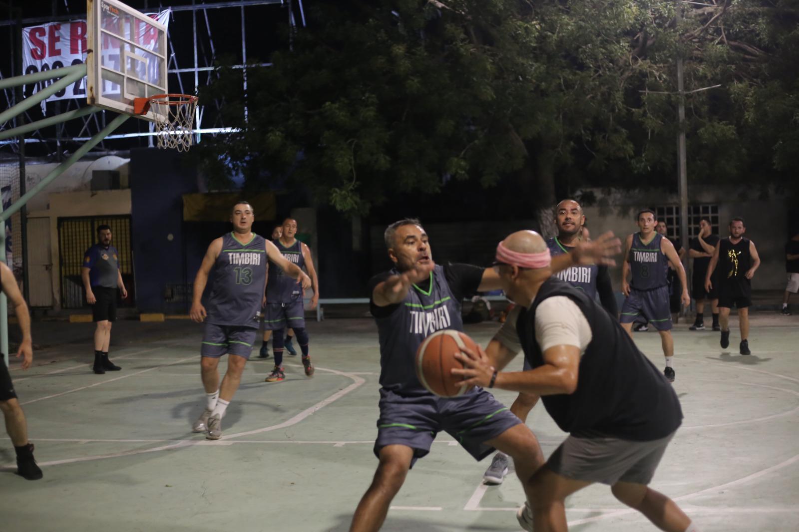$!Credimax sufre en Liga Veteranos de Basquetbol