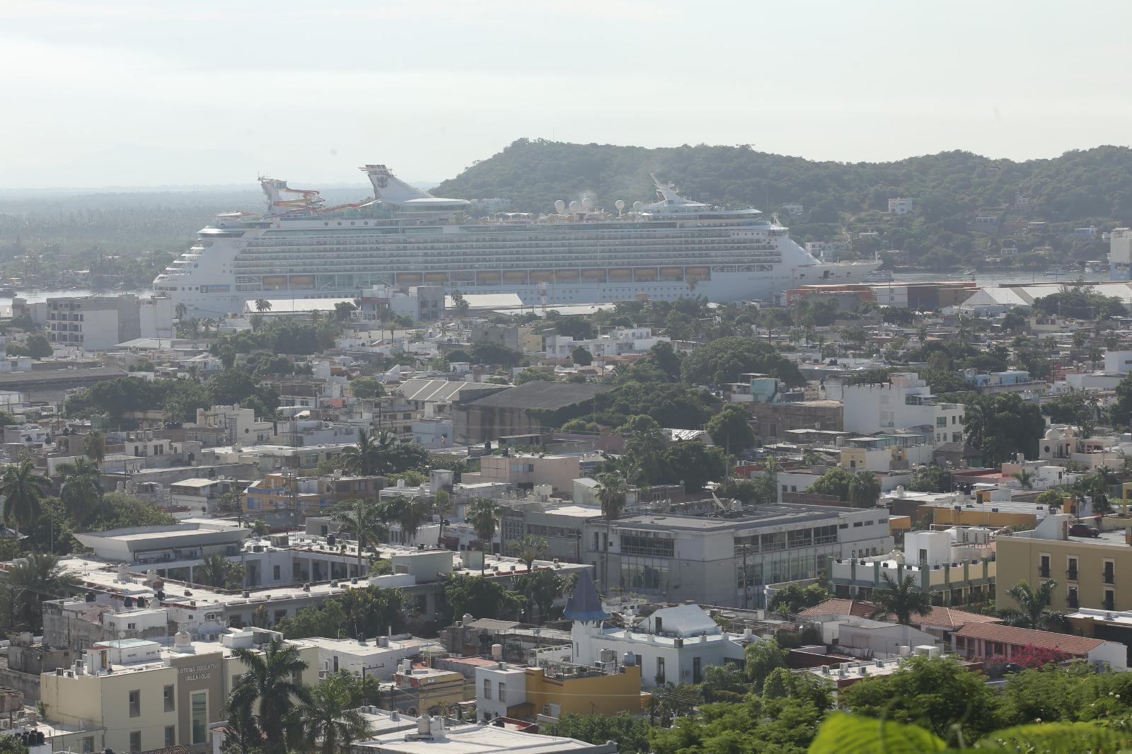 $!Disfrutan cruceristas atractivos de Mazatlán durante visita del Navigator Of The Seas