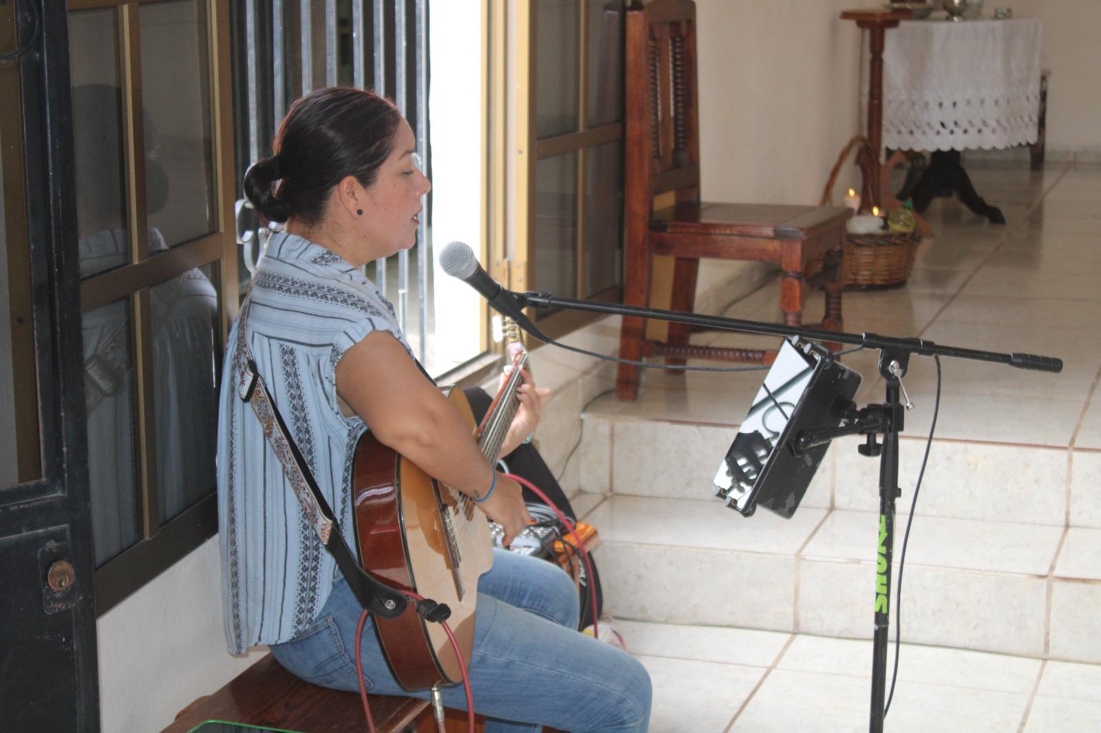 $!Martha en su canto y su guitarra ha encontrado un oficio dedicado a Dios y a la Virgen del Rosario