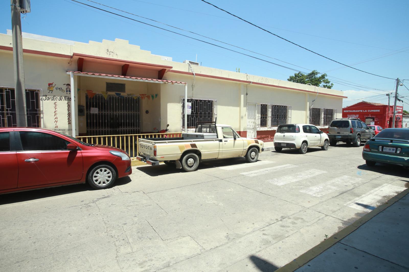 $!Afuera del Jardín de Niños Estefanía Castañeda el paseo cebra ya casi está borrado y no hay señalética.