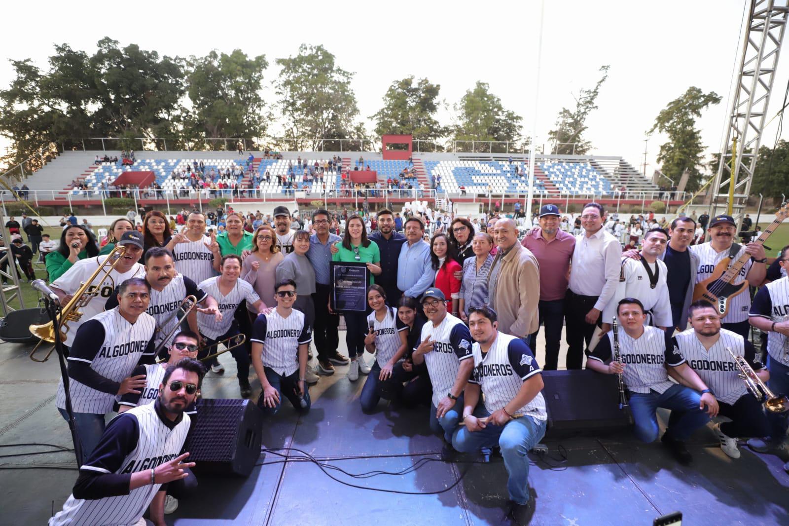 $!María del Rosario Espinoza es aclamada en Guasave