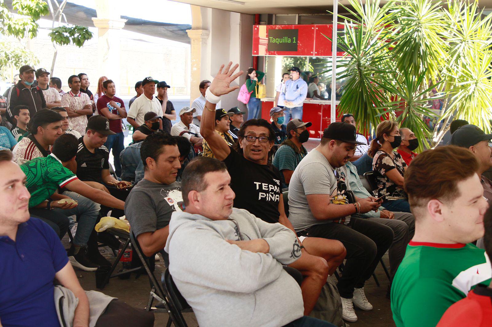 $!Juego de México contra Argentina reúne a los culiacanenses en restaurantes y el Centro