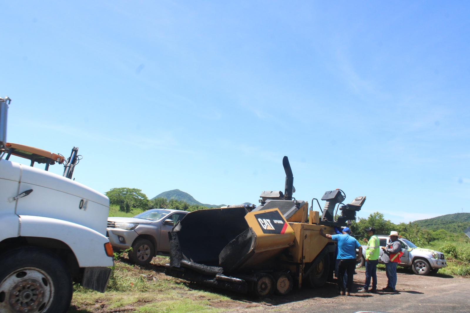 $!Obras Públicas atiende puntos críticos de baches en la ciudad y carretera de Rosario