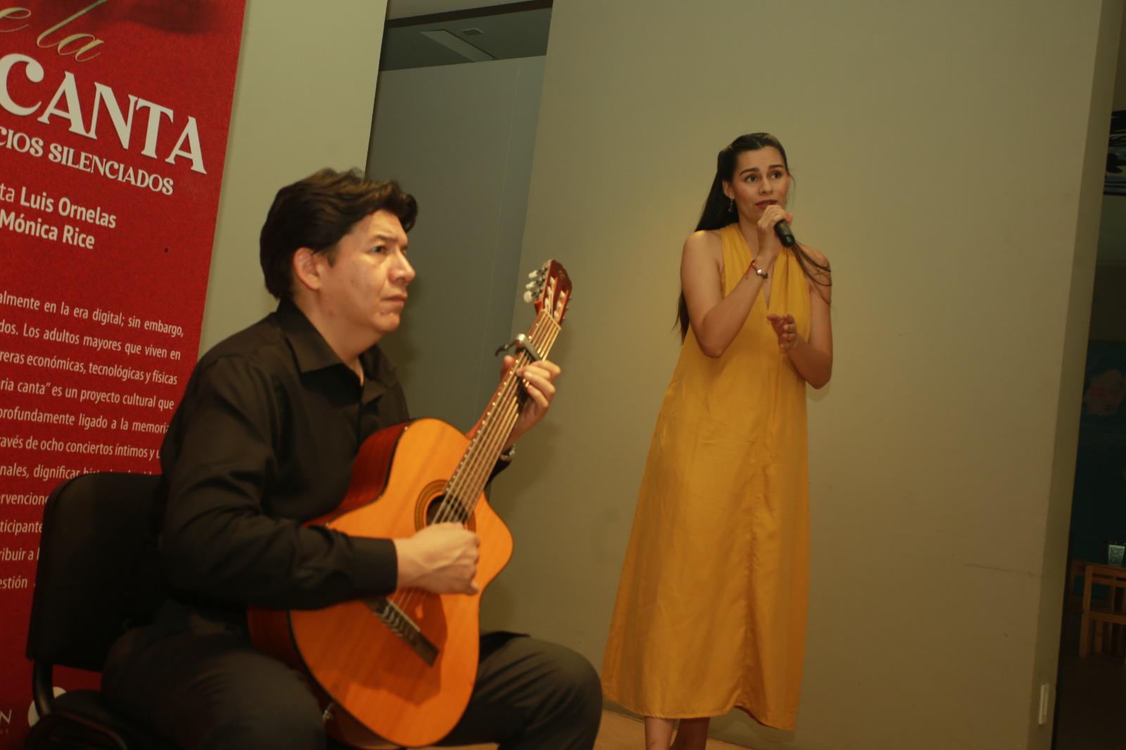 $!La soprano Ariadna Rosales y el guitarrista Luis Ornelas deleitaron a los presentes con la interpretación de algunos boleros durante la inauguración de la exposición en Casa del Marino.
