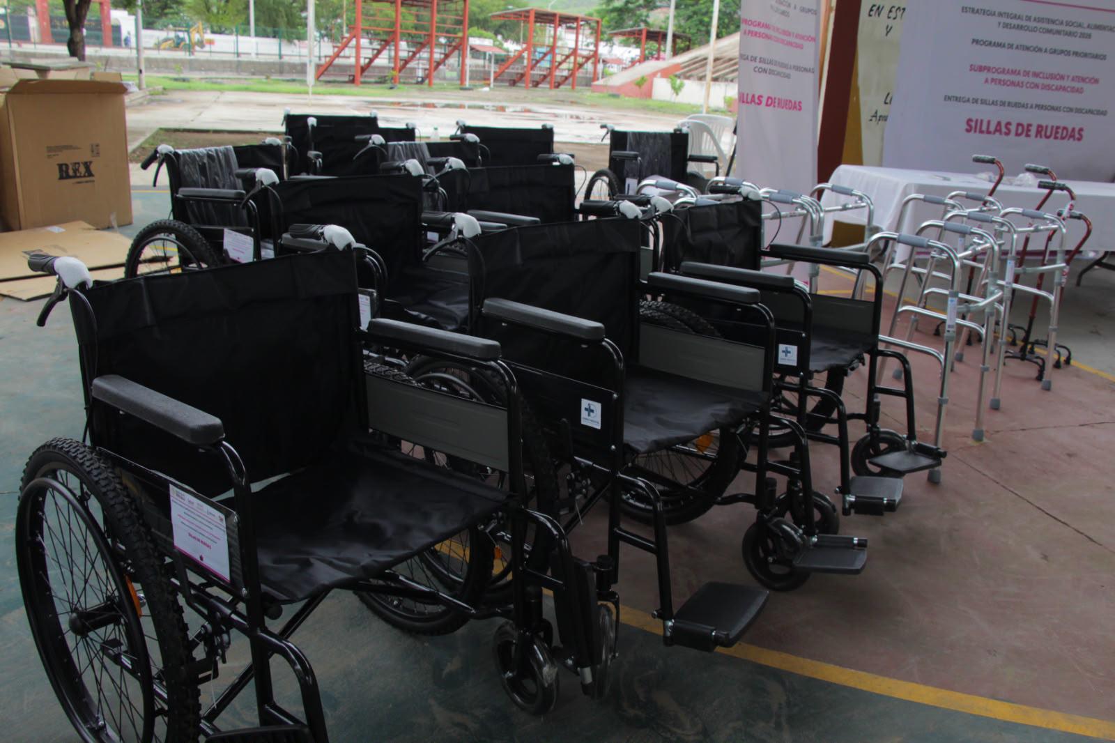 $!Entrega DIF Rosario sillas de ruedas y apoyos funcionales