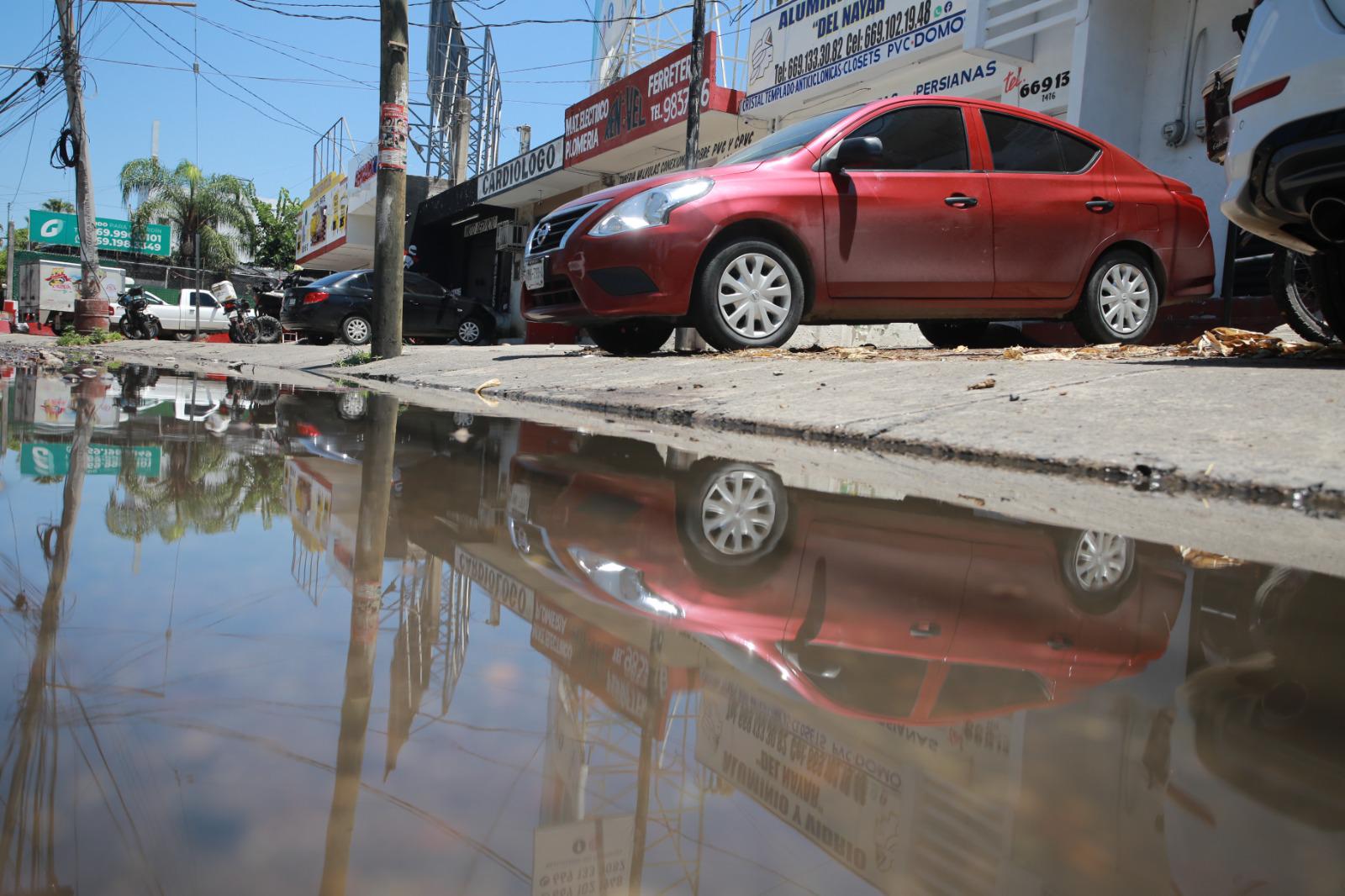 $!Quedan bajo el agua y basura en la Insurgentes cada que llueve