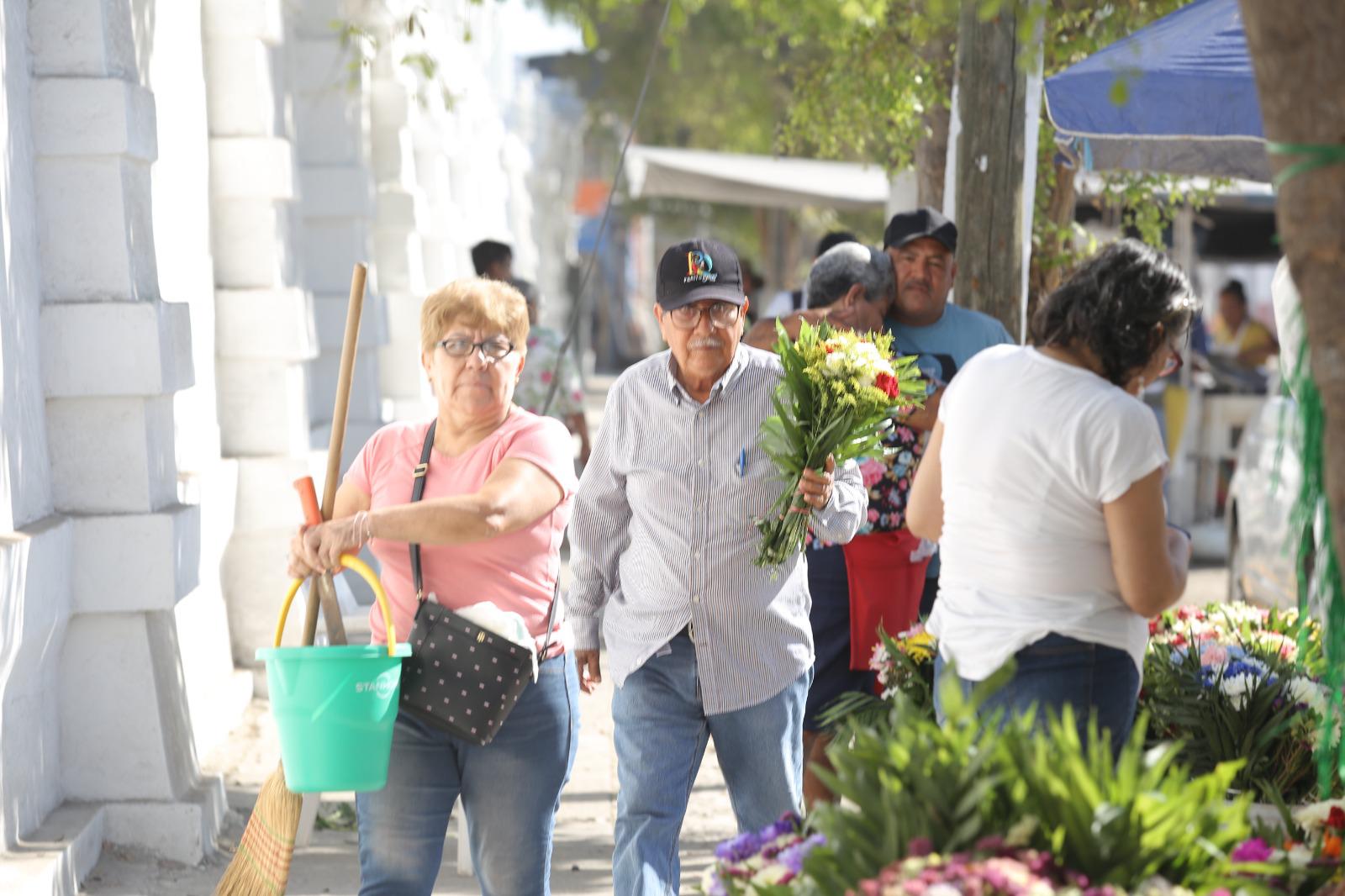 $!Acuden centenares de personas a dejar flores en panteones este Día de las Madres, en Mazatlán