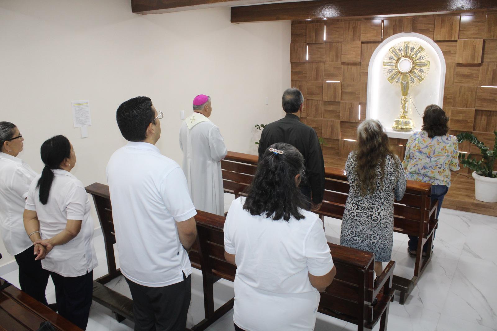 $!Obispo de Mazatlán bendice Capilla de Adoración Perpetua y eleva plegarias por necesidades de fieles de Rosario