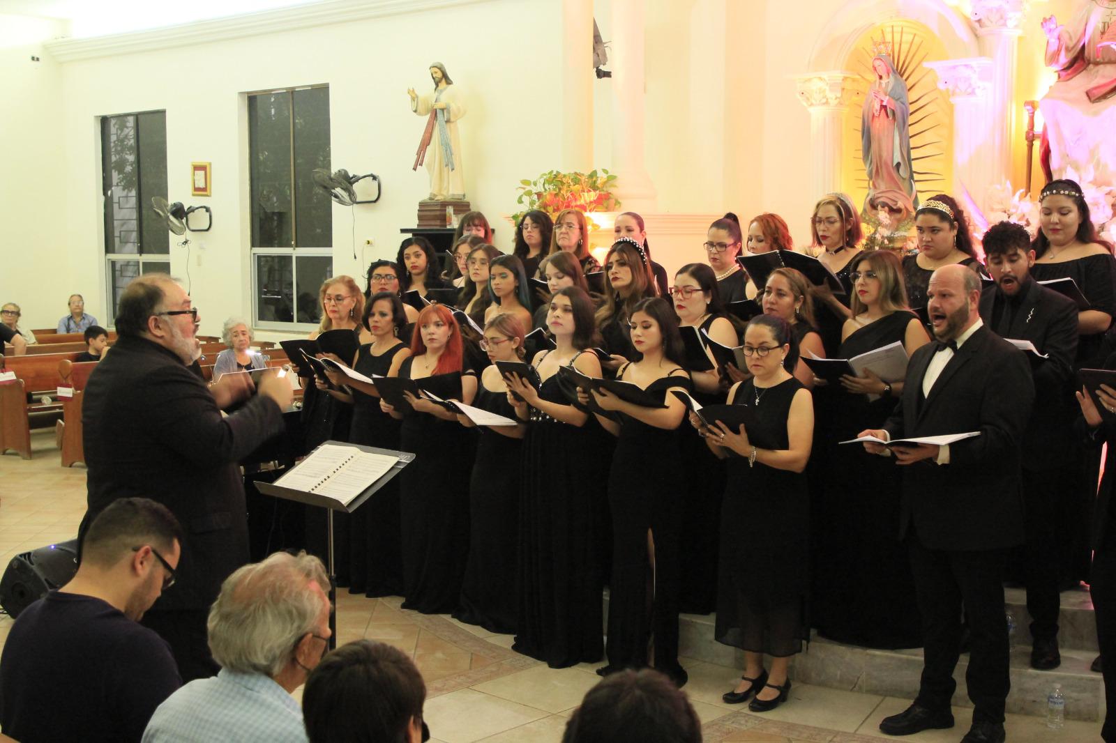 $!El Coro de Ópera de Sinaloa también se presentó en el Templo de Cristo Rey, en la colonia Burócrata, de Culiacán.