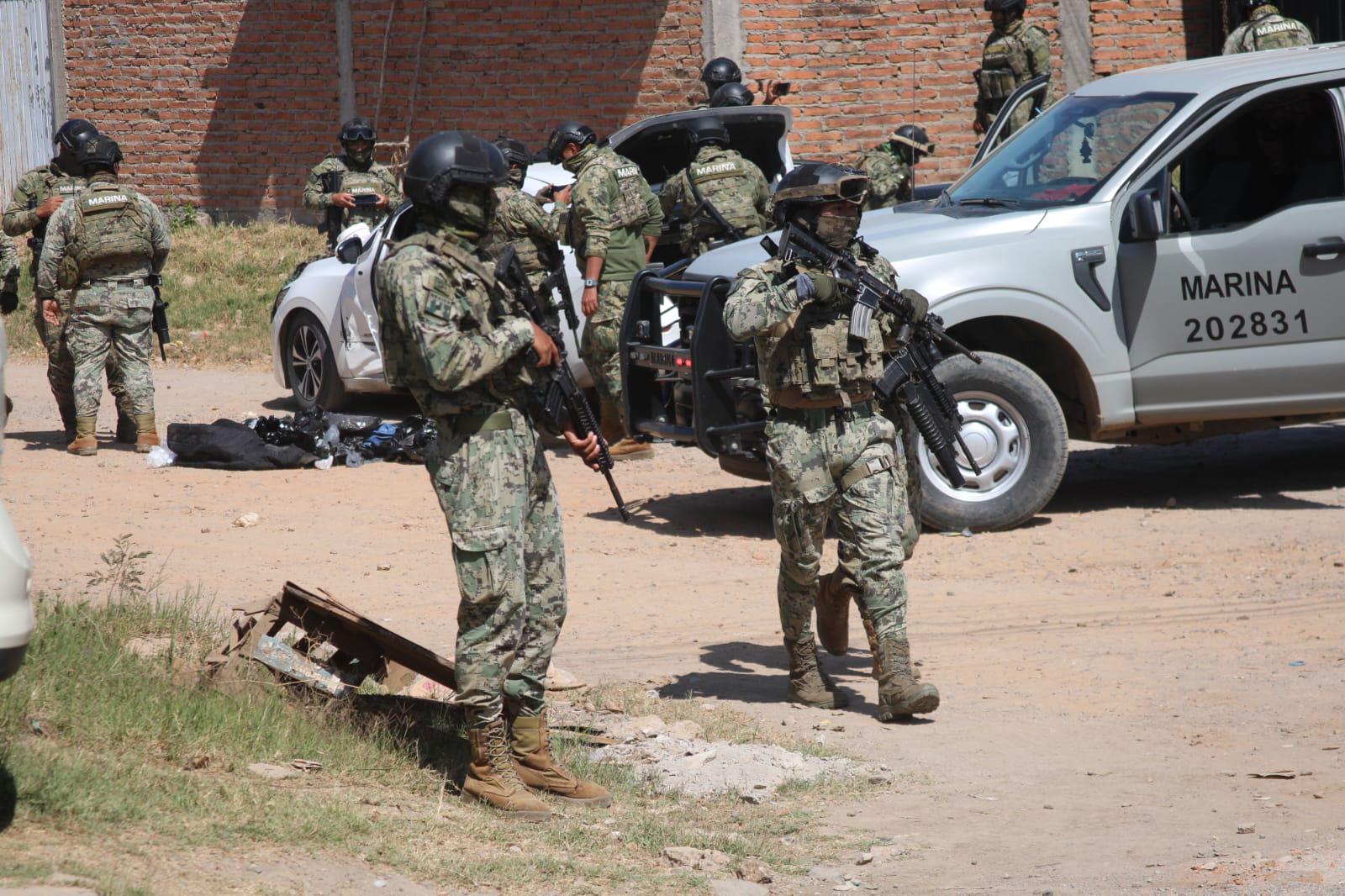 $!Detienen a cuatro hombres y les aseguran un auto y armas largas en la colonia Valle del Ejido de Mazatlán