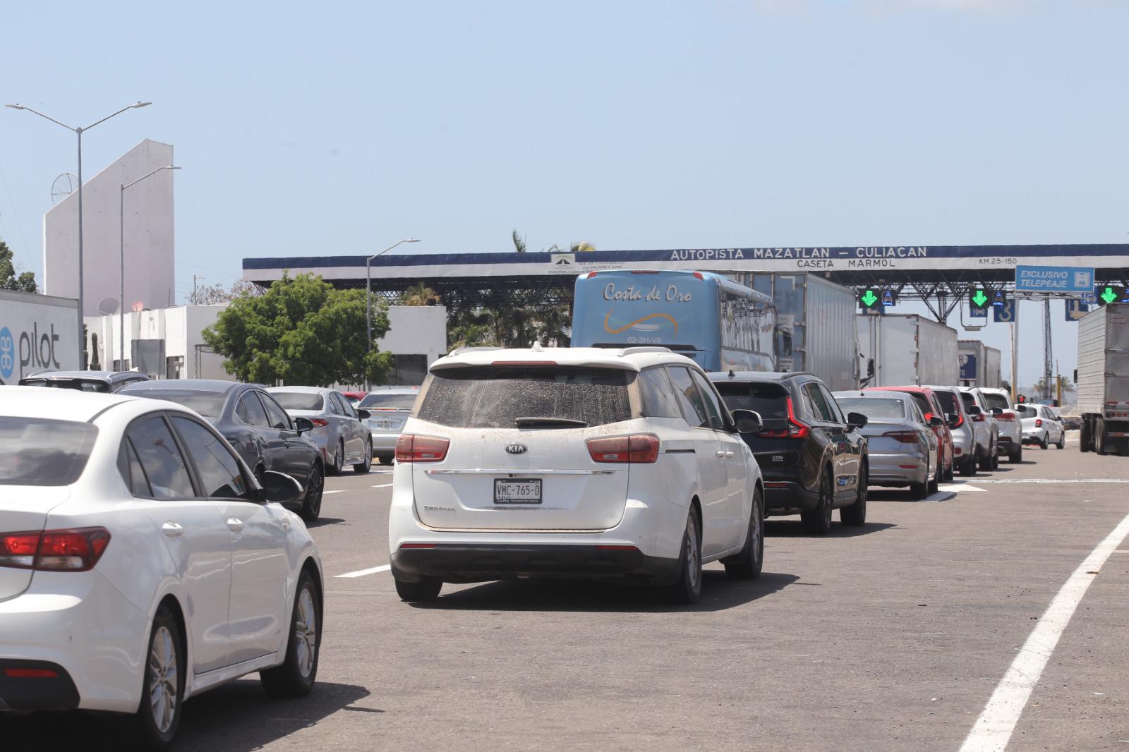 $!Fuerte éxodo vehicular se registra en caseta de peaje de Mármol tras concluir la Semana Santa