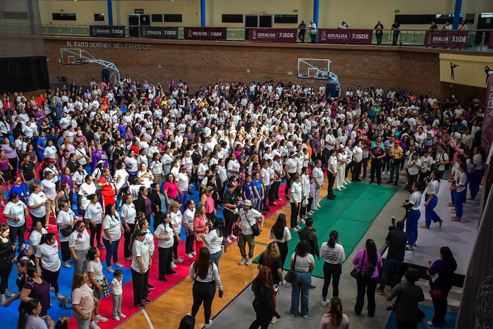 $!Más de mil mujeres llenan de fuerza el Gimnasio María del Rosario Espinoza en Culiacán
