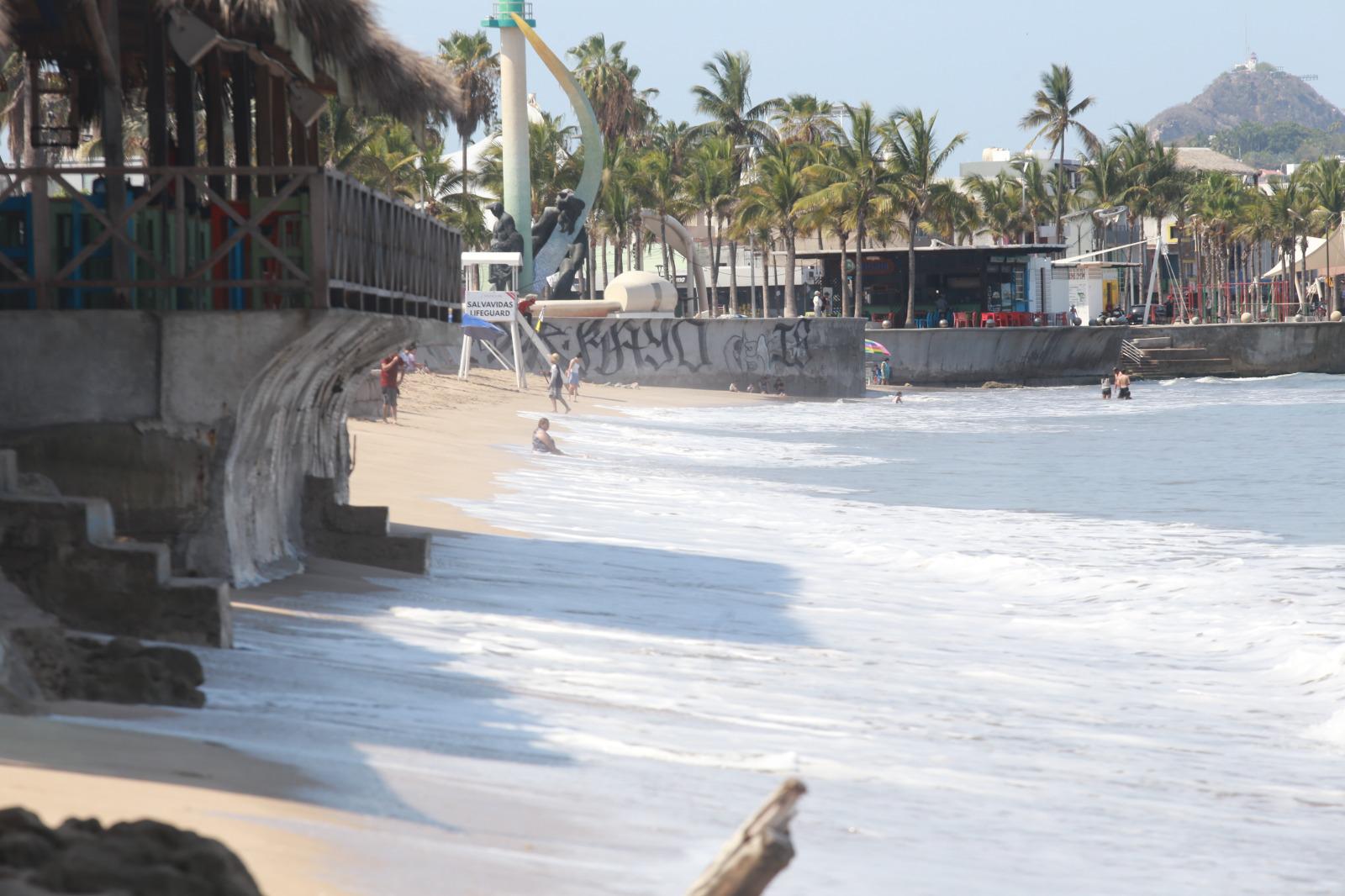 $!Por mar de fondo, playas de Mazatlán se quedan con poco espacio de arena
