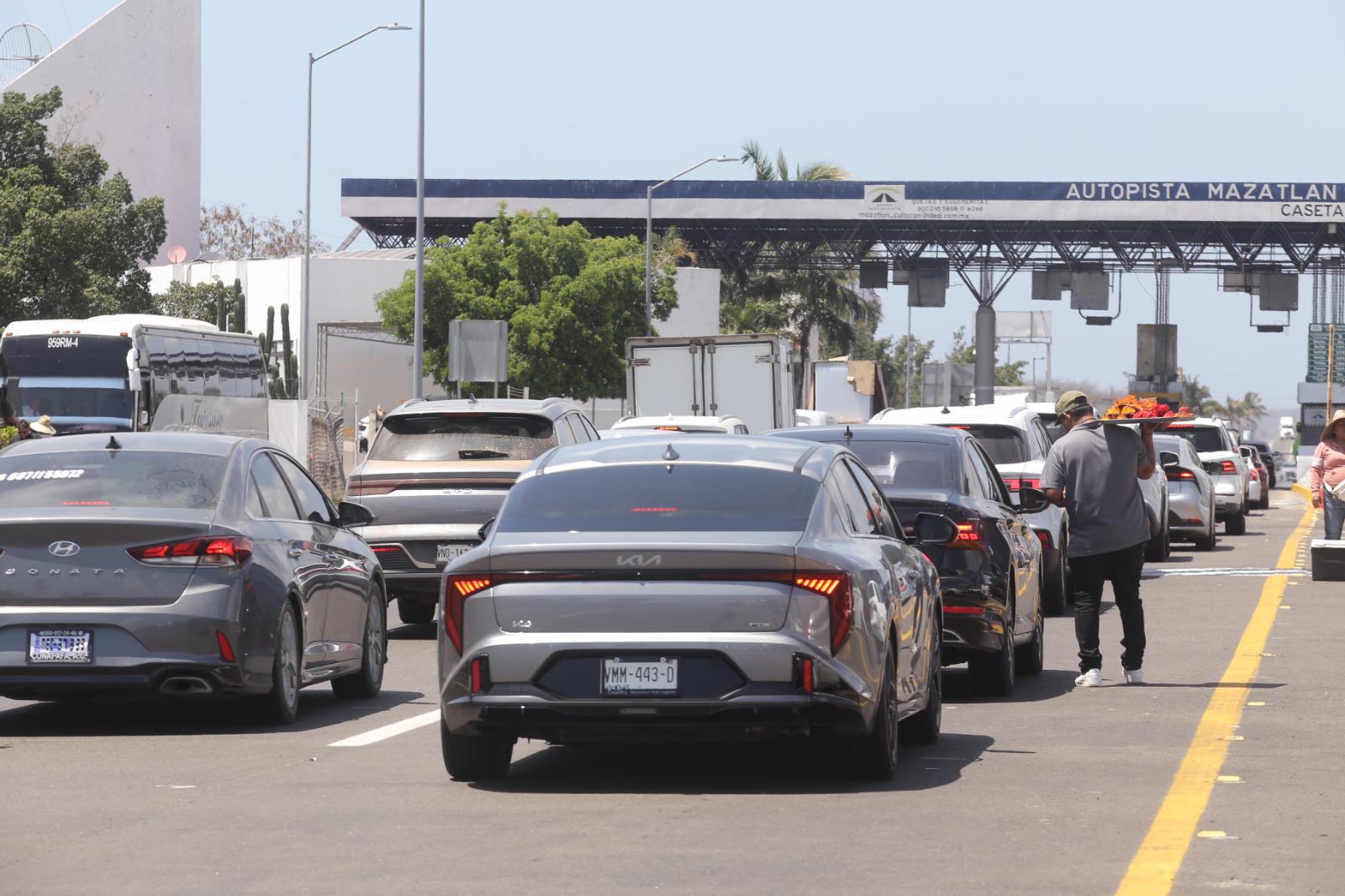 $!Fuerte éxodo vehicular se registra en caseta de peaje de Mármol tras concluir la Semana Santa