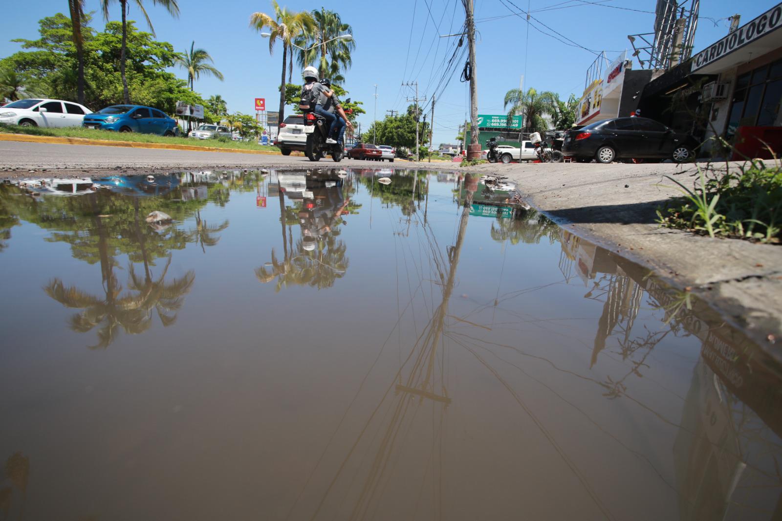 $!Quedan bajo el agua y basura en la Insurgentes cada que llueve