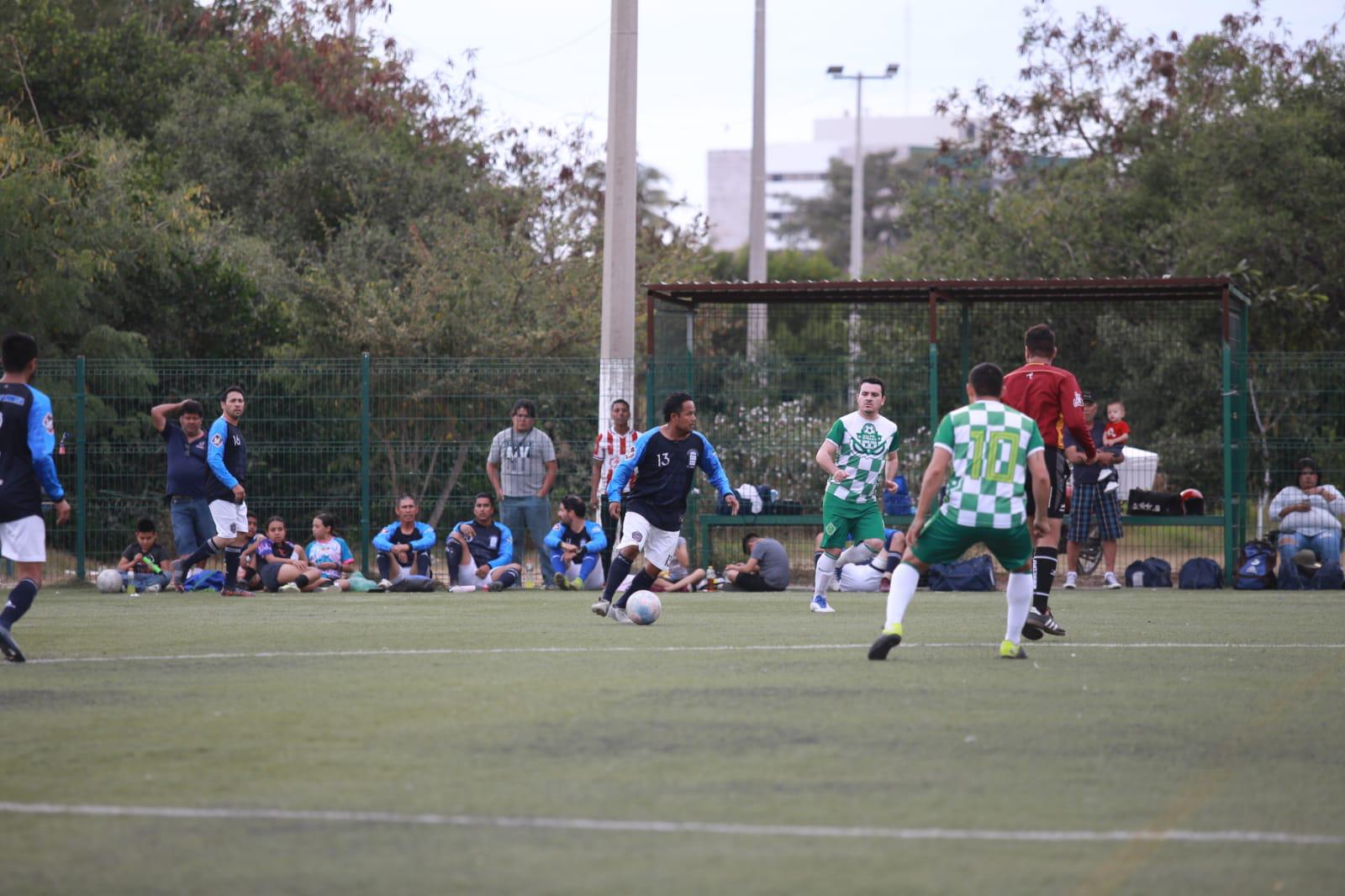 $!Servigrúas-Sonido Zeuss desata toda su ofensiva en Liga Superveteranos