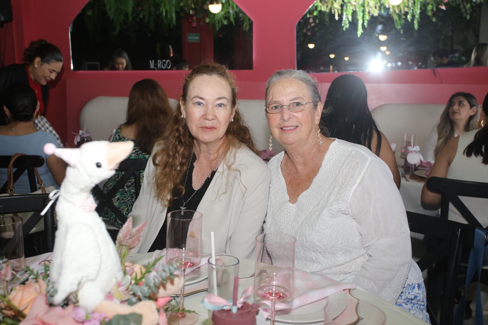 $!Violeta de Galván y Vicky Taylor.