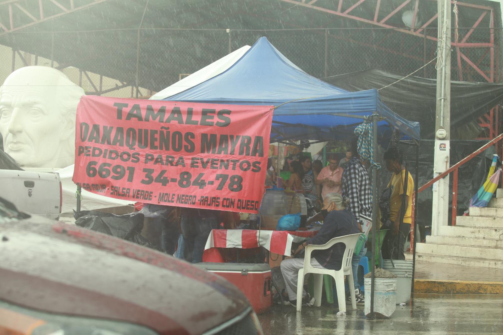 $!Lluvias toman por sorpresa a decenas en el mercado de la Juárez